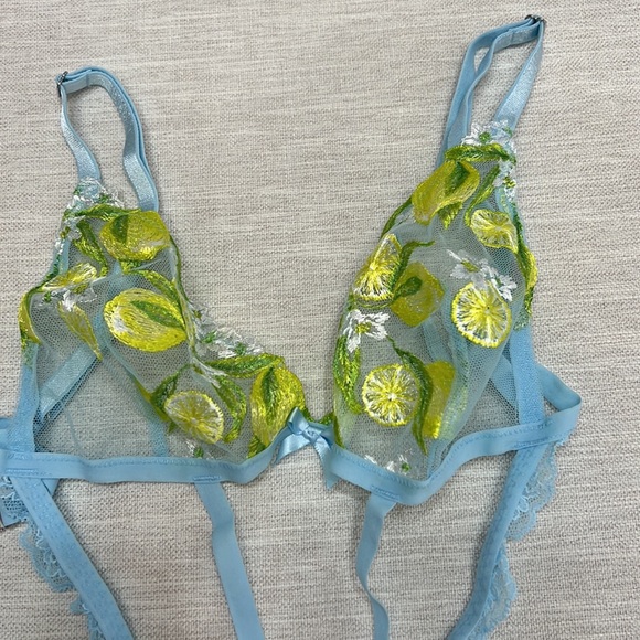 Victoria Secret Cut out Lemon Print Teddy - Picture 2 of 4